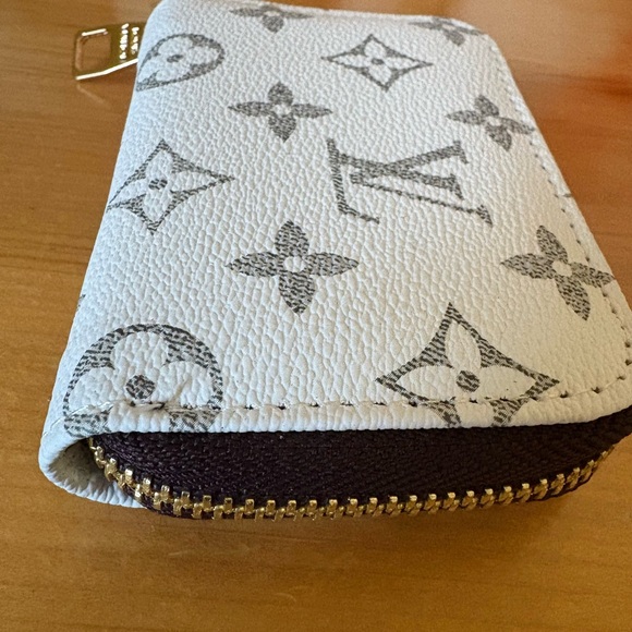 Chic Monogram White and Gray Credit Card Wallet - Picture 2 of 3